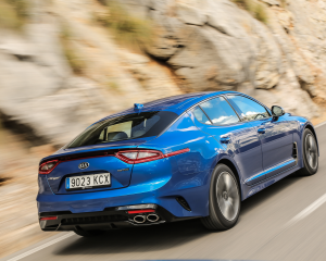Kia Stinger blue dynamic  (22)
